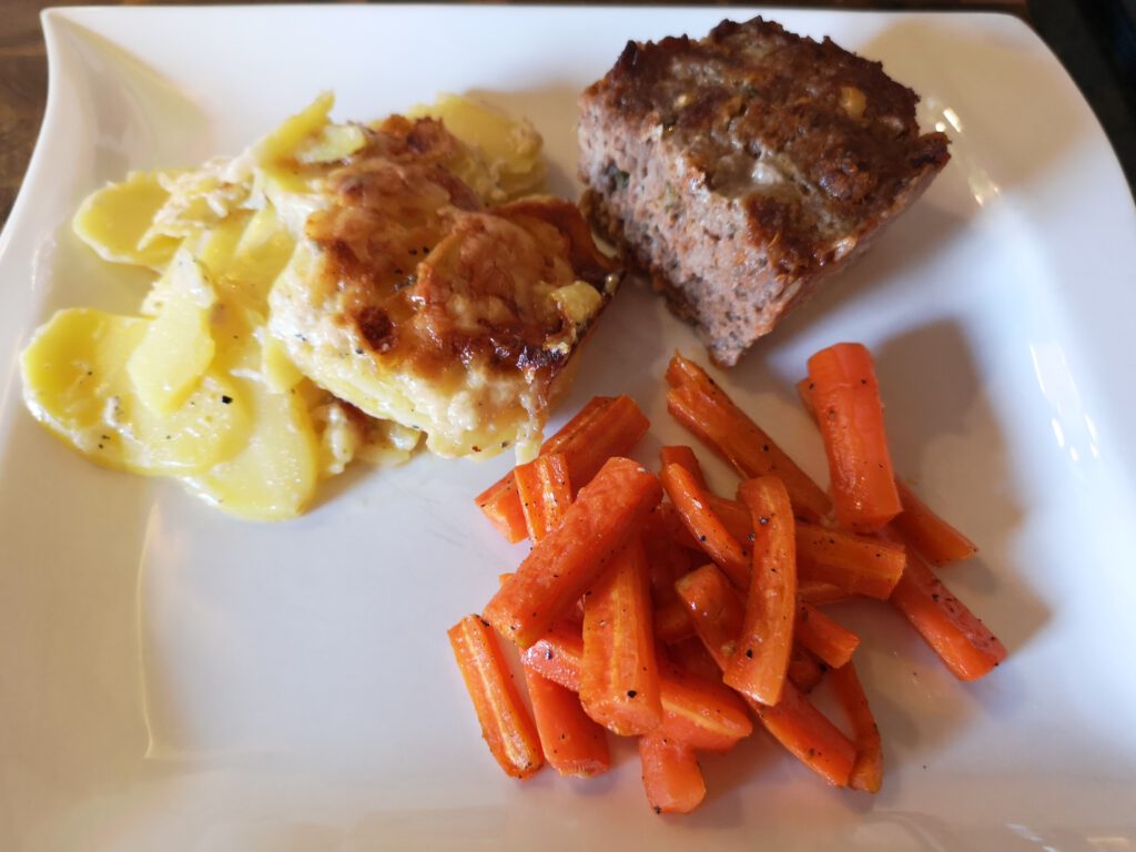 Hackbraten mit Kartoffelgratin aus der Mini-Kastenform von Pampered ...