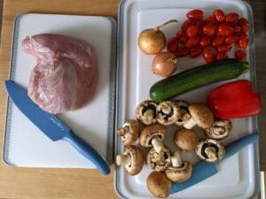 Gemüse-Rahm-Medaillons mit Kartoffelrösti - Zutaten auf den Schneidebrettern und mit Messern von Pampered Chef