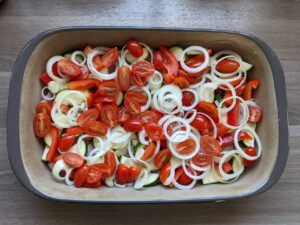 Gemüse-Rahm-Medaillons mit Kartoffelrösti - Fleisch und ein Teil des Gemüses in der rechteckigen Ofenhexe von Pampered Chef